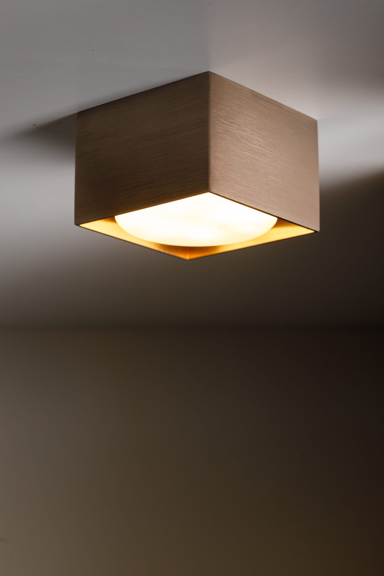 Oprawa Cubo Metalik GX53 w odcieniu jasnego brązu szczotkowanego w aranżacji