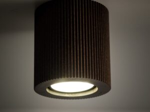 Miniaturka 3 - Spot Eve Corte z ciemnego drewna w aranżacji wnętrza