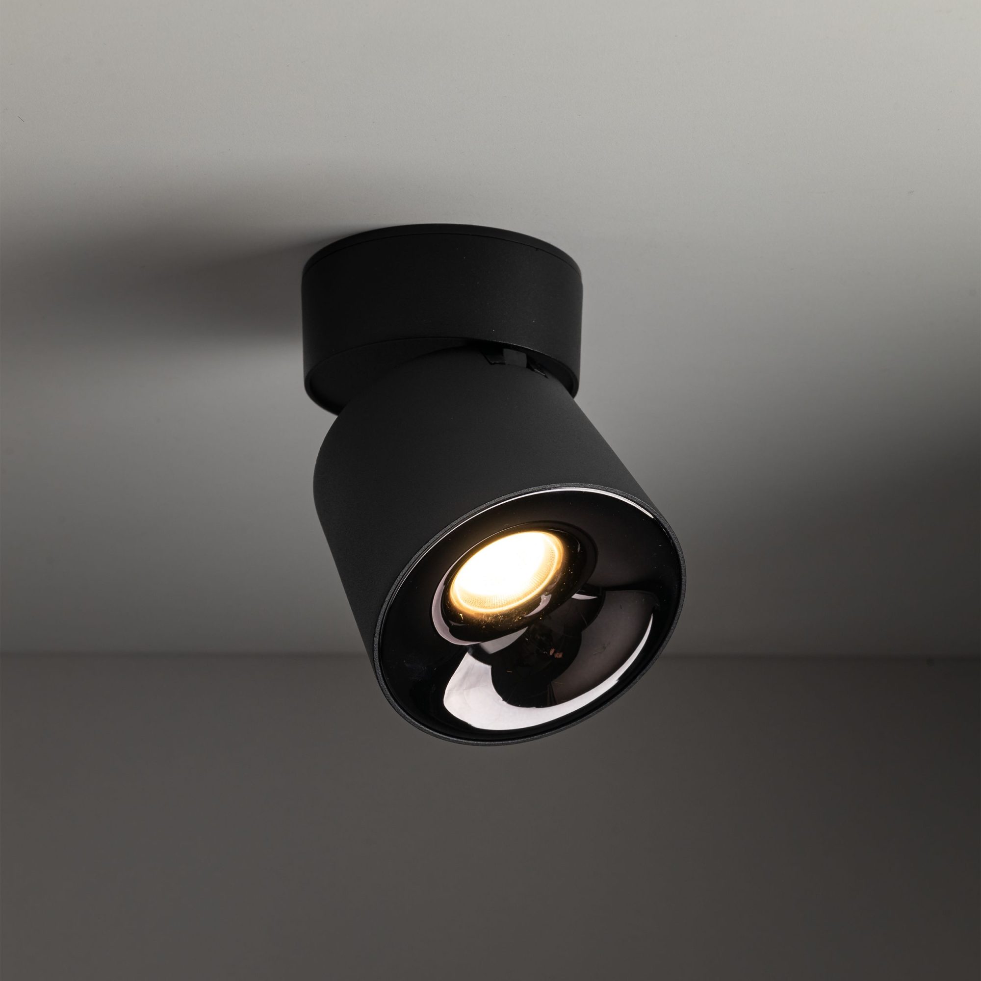 Czarny spot sufitowy Kyoto CCT LED 18 W w aranżacji