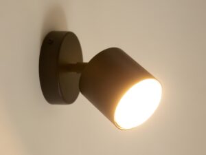 Miniaturka 4 - Czarny spot Mila 1 zamontowany na ścianie z zapalonym źródłem światła w metalowym kloszu