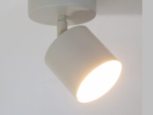 Miniaturka 2 - Szarobeżowy spot Mila 1 z okrągłą podsufitką i metalowym ruchomym kloszem na jasnym tle