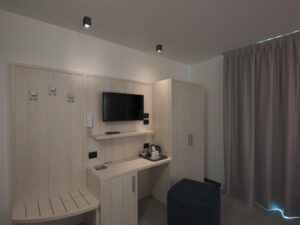 Miniaturka 5 - Spot natynkowy Altra Dice w drugim ujęciu aranżacyjnym