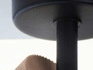 Miniaturka 5 - Spot Optic Wood ruchomy 1, szczegół czarnego mocowania i przegubu oprawy