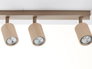 Miniaturka 4 - Spot Optic Wood ruchomy 3 ciepły beż, zbliżenie bukowych ryflowanych kloszy i stalowej listwy