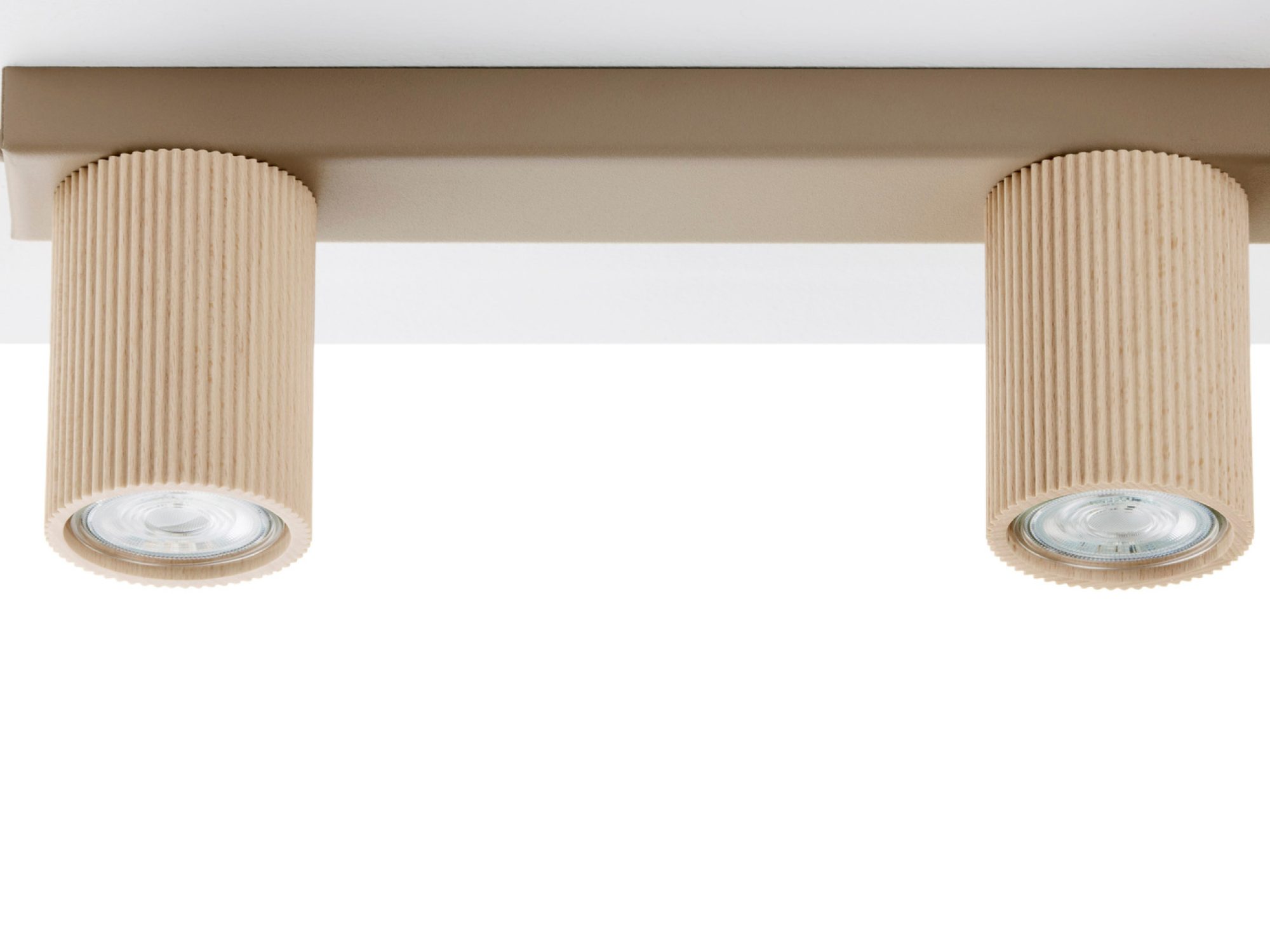 Zbliżenie naturalnych bukowych kloszy Optic Wood S2 z regularnym ryflowaniem