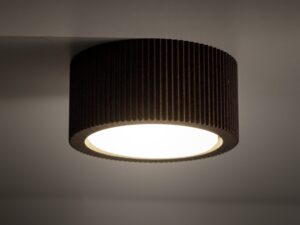 Miniaturka 3 - Lampa sufitowa Eve Corte w kolorze orzechowym w aranżacji wnętrza