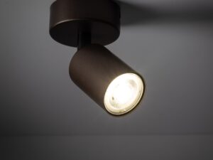 Miniaturka 1 - Brązowy reflektor sufitowy Top z włączonym światłem – detal