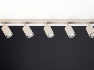 Miniaturka 6 - Plafon Zoom 5 szary beż z pięcioma reflektorami pod sufitem