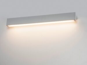 Miniaturka 4 - Srebrna liniowa lampa LED w drugim ujęciu aranżacyjnym