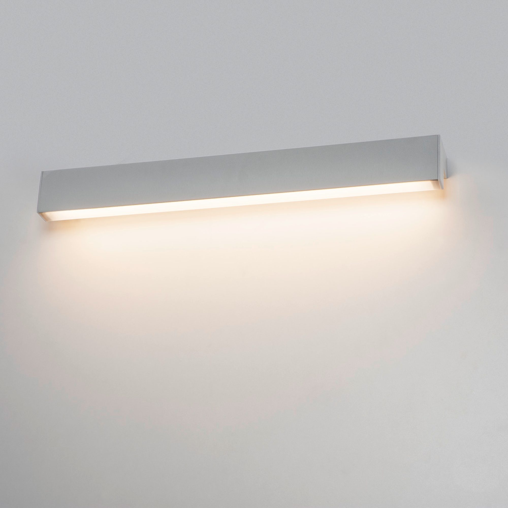 Srebrna liniowa lampa LED w drugim ujęciu aranżacyjnym