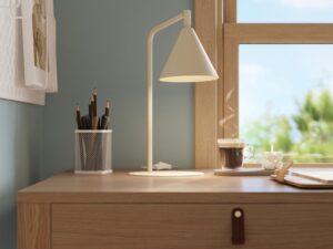 Miniaturka 36 - Stalowa lampa biurkowa Sorvella 35 cm beżowy na drewnianym biurku