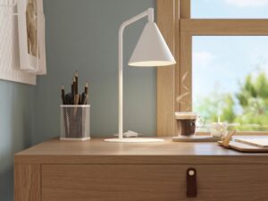 Miniaturka 47 - Stalowa lampa biurkowa Sorvella 35 cm biały na drewnianym biurku