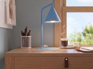 Miniaturka 58 - Stalowa lampa biurkowa Sorvella 35 cm błękitny na drewnianym biurku