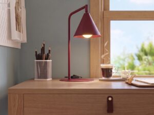 Miniaturka 14 - Stalowa lampa biurkowa Sorvella 35 cm burgundowy na drewnianym biurku