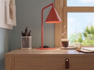 Miniaturka 80 - Stalowa lampa biurkowa Sorvella 35 cm czerwony na drewnianym biurku