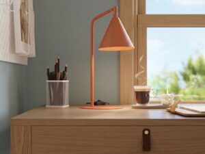 Miniaturka 25 - Stalowa lampa biurkowa Sorvella 35 cm ochra czerwona na drewnianym biurku