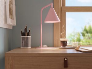 Miniaturka 113 - Stalowa lampa biurkowa Sorvella 35 cm różowy na drewnianym biurku