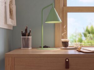 Miniaturka 102 - Stalowa lampa biurkowa Sorvella 35 cm szałwiowy na drewnianym biurku