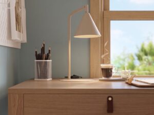 Miniaturka 135 - Stalowa lampa biurkowa Sorvella 35 cm taupe na drewnianym biurku