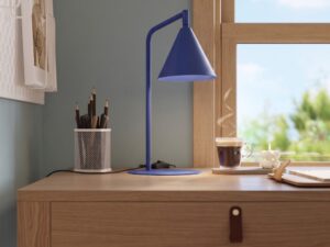 Miniaturka 124 - Stalowa lampa biurkowa Sorvella 35 cm ultramaryna na drewnianym biurku