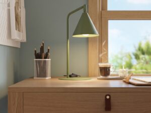 Miniaturka 168 - Stalowa lampa biurkowa Sorvella 35 cm zielony oliwkowy na drewnianym biurku