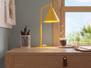 Miniaturka 91 - Stalowa lampa biurkowa Sorvella 35 cm żółty na drewnianym biurku