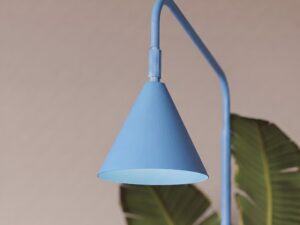 Miniaturka 16 - Stalowa lampa podłogowa Sorvella 165 cm błękitny na tle roślin – zbliżenie