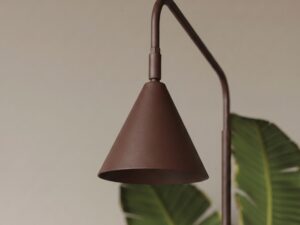 Miniaturka 26 - Stalowa lampa podłogowa Sorvella 165 cm brązowy na tle roślin – zbliżenie