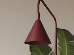 Miniaturka 92 - Stalowa lampa podłogowa Sorvella 165 cm burgund na tle roślin – zbliżenie