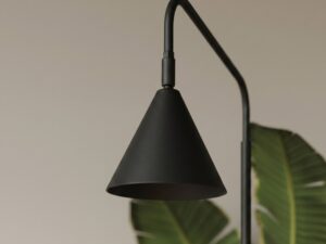 Miniaturka 148 - Stalowa lampa podłogowa Sorvella 165 cm czarny na tle roślin – zbliżenie