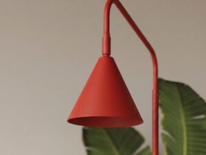 Miniaturka 37 - Stalowa lampa podłogowa Sorvella 165 cm czerwony na tle roślin – zbliżenie