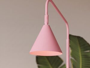 Miniaturka 70 - Stalowa lampa podłogowa Sorvella 165 cm różowy na tle roślin – zbliżenie