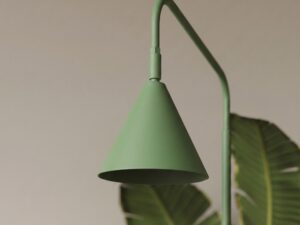 Miniaturka 59 - Stalowa lampa podłogowa Sorvella 165 cm szałwiowy na tle roślin – zbliżenie