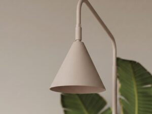 Miniaturka 103 - Stalowa lampa podłogowa Sorvella 165 cm taupe na tle roślin – zbliżenie