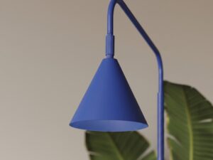 Miniaturka 81 - Stalowa lampa podłogowa Sorvella 165 cm ultramaryna na tle roślin – zbliżenie