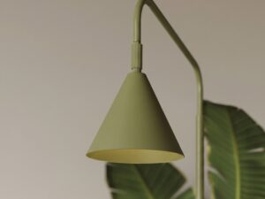 Miniaturka 159 - Stalowa lampa podłogowa Sorvella 165 cm zielony oliwkowy na tle roślin – zbliżenie