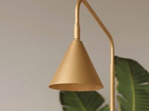 Miniaturka 126 - Stalowa lampa podłogowa Sorvella 165 cm złoty na tle roślin – zbliżenie