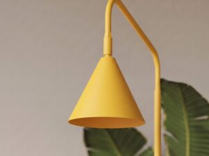 Miniaturka 48 - Stalowa lampa podłogowa Sorvella 165 cm żółty na tle roślin – zbliżenie
