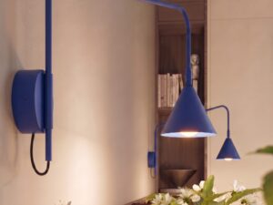 Miniaturka 47 - Stalowy kinkiet Sorvella 61 cm ultramaryna przy łóżku – zbliżenie