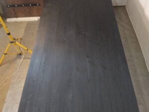 Miniaturka 3 - Stół CARBONO z czarnego opalanego dębu, widok calego blatu
