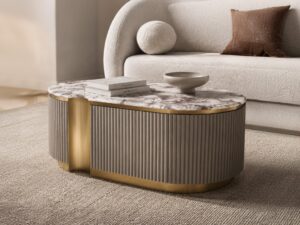 Miniaturka 4 - Stolik kawowy Eleganza w kolorze taupe i złota przed jasną sofą