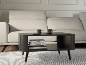 Miniaturka 1 - Czarny stolik kawowy Lumaro 80 cm z półką w aranżacji salonu przed jasną sofą