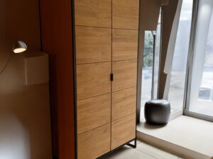 Miniaturka 1 - Szafa dębowa Kongaro 203 cm loft czarno-dębowa w aranżacji wnętrza