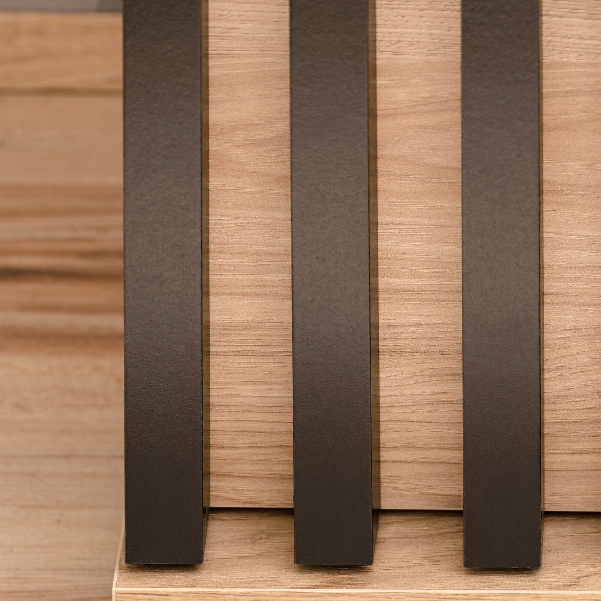 Szafa dwudrzwiowa z lamelami Pedrivo 60 cm Hickory Jackson – ciemne paski na drewnianym meblu