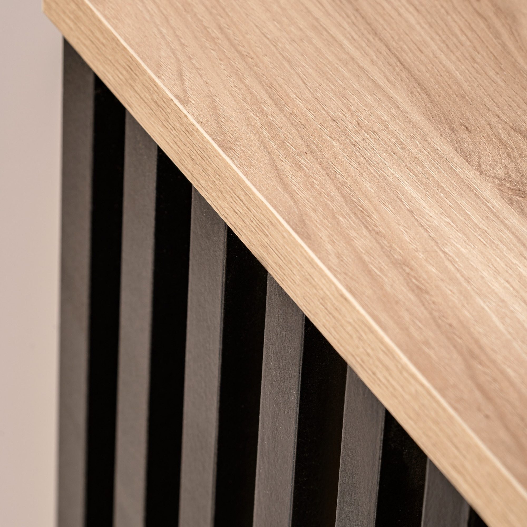 Szafa dwudrzwiowa z lamelami Pedrivo 60 cm Hickory Jackson – stół z blatem drewnianym i czarnymi listwami
