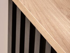 Miniaturka 4 - Szafka dwudrzwiowa z lamelami Pedrivo 60 cm Hickory Jackson – stolik z blatem drewnianym i czarnymi listwami
