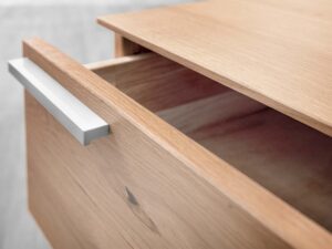 Miniaturka 5 - Szafka nocna dębowa Arella 2L z uchwytami po lewej – detal otwartej szuflady