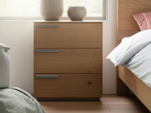 Miniaturka 7 - Szafka nocna dębowa Arella 3L z uchwytami po lewej – obok łóżka z pościelą