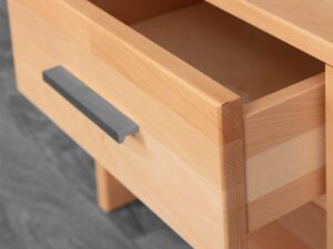 Miniaturka 3 - Szafka nocna Belisa B – detal wysuniętej bukowej szuflady i szarego uchwytu