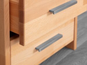 Miniaturka 3 - Szafka nocna Belisa C – detal dwóch szarych uchwytów na bukowych frontach